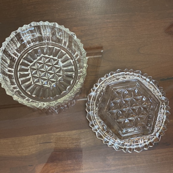 Anchor Hocking Round Crystal Trinket Box with Lid - Picture 4 of 8